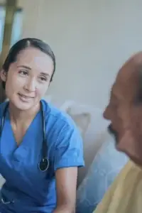 Enfermera atendiendo a paciente