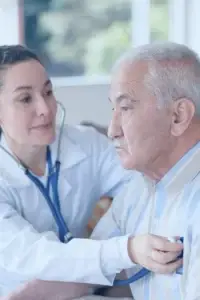Doctora atendiendo a paciente