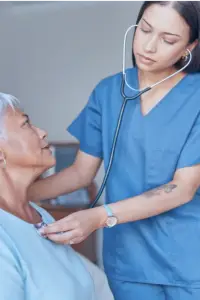 Enfermera atendiendo a paciente